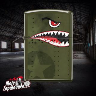Zippo Nose Art Design (CZ 26064) - zapalovač s povrchem Matte Green a s celoplošným potiskem přední strany 🏎️ doprava...